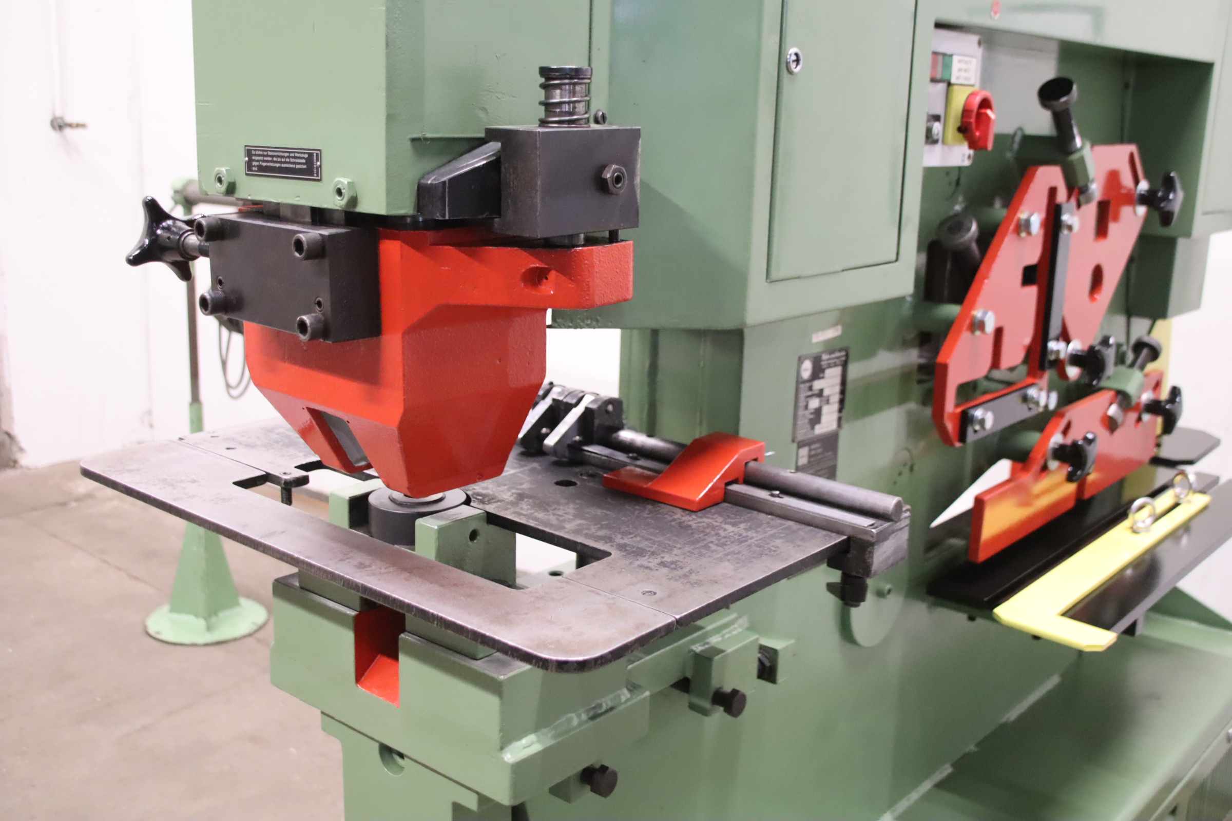 Profilstahlschere Stanze, 5-fach kombiniert von Mubea - HIW 1000 – Bild 6