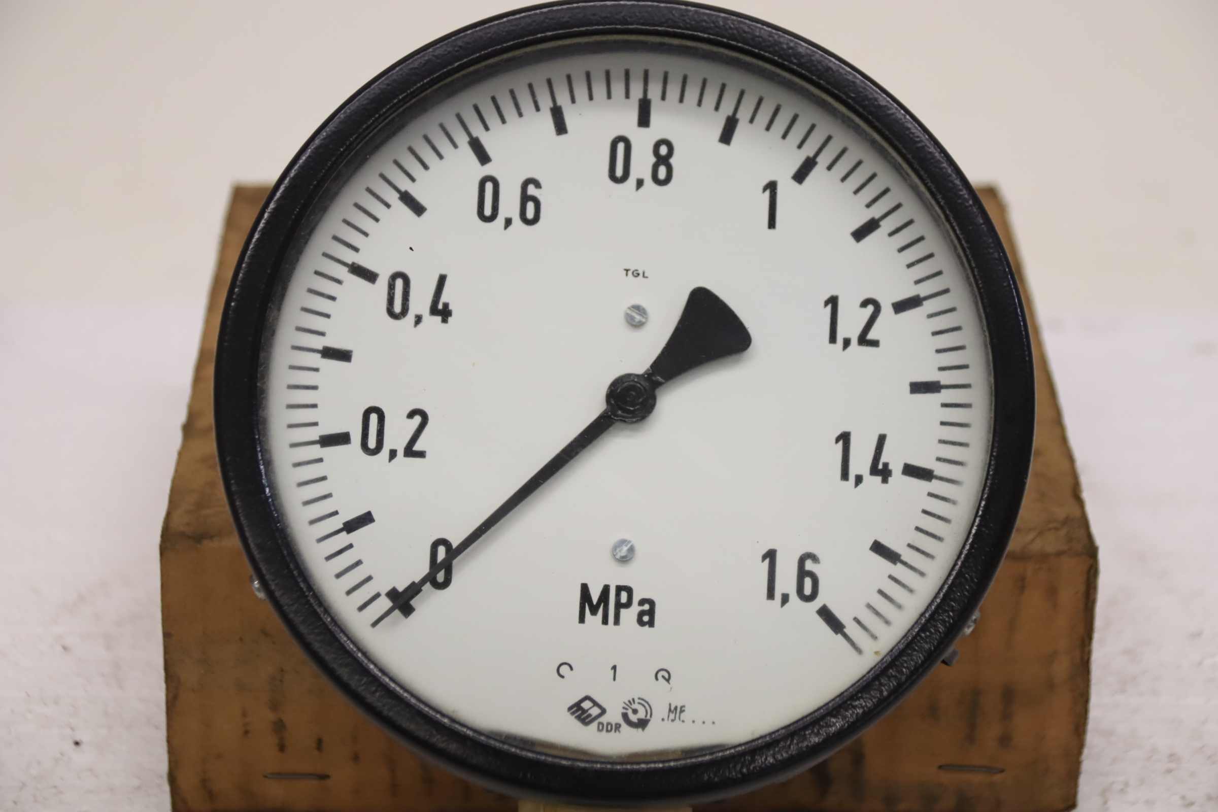 Manometer 0-16 bar / 0-1,6 MPa von TGL - 1/BM 20/2 160Ø 0-1,6 MPa – Bild 4