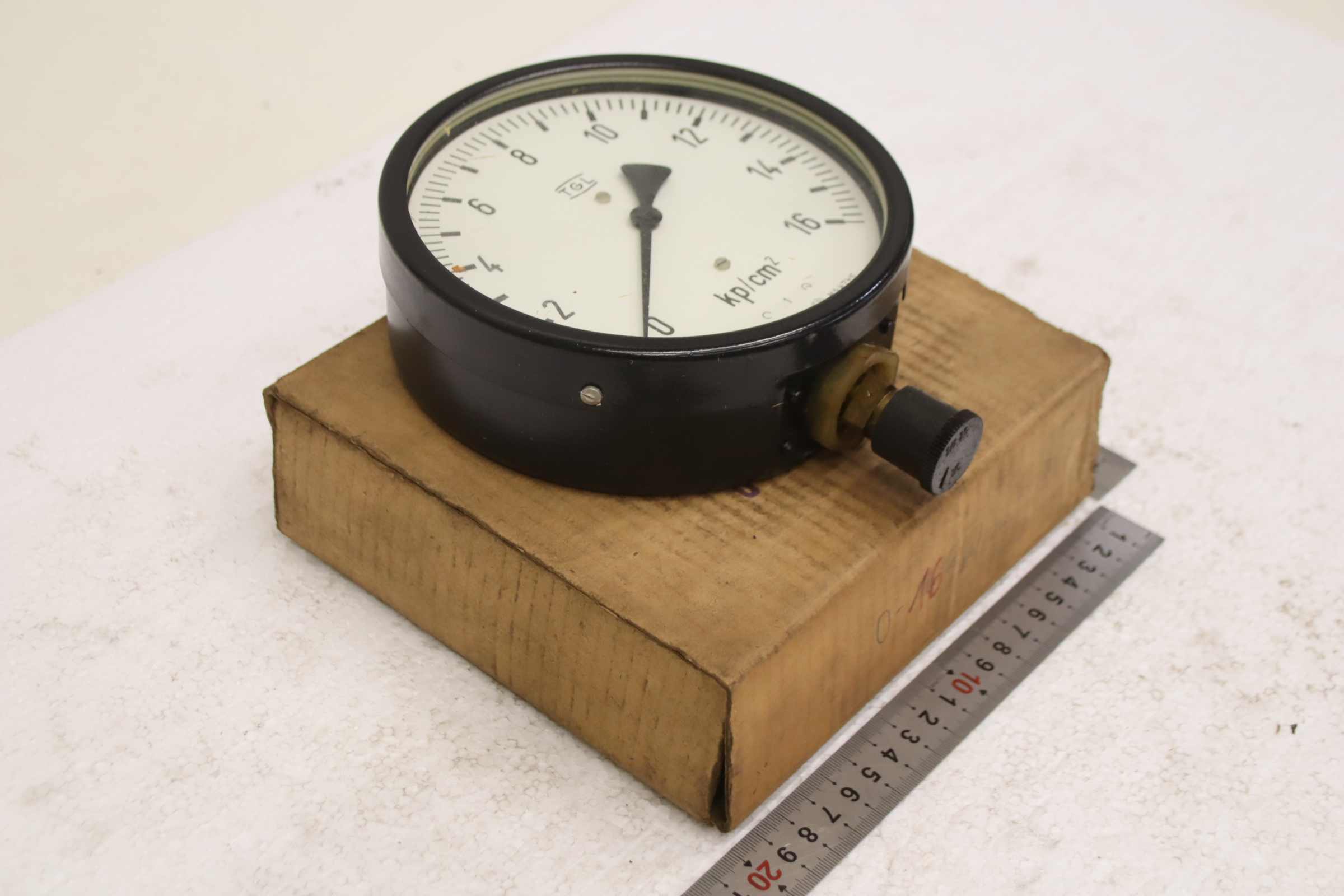 Manometer 0-16 bar / 0-16 kPa von TGL - 1/BM 20/2 160Ø 0-16 kPa – Bild 2
