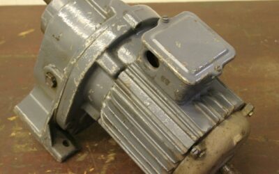 Alternative view of Getriebemotor 0,55 kW 100 U/min von VEM - KMB/18010086