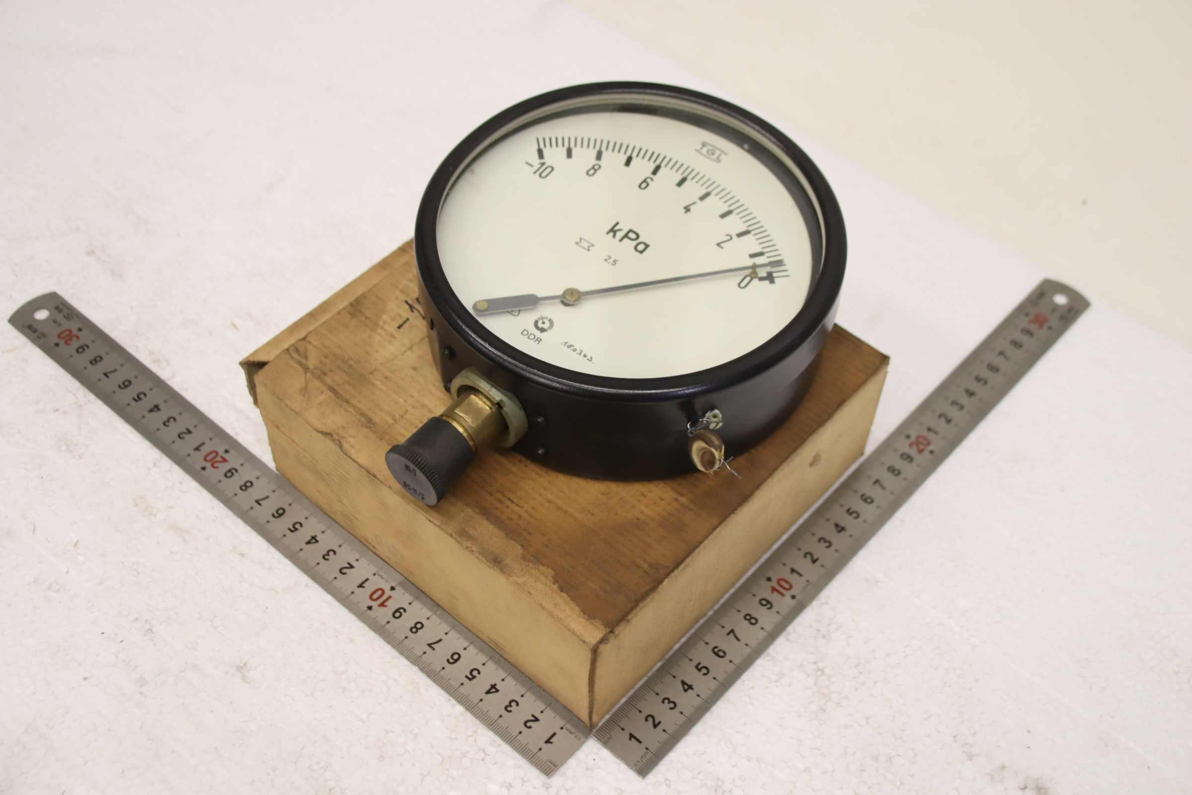 Manometer -0,1-0 bar / -10-0 kPa von TGL - KM-Wetter 160