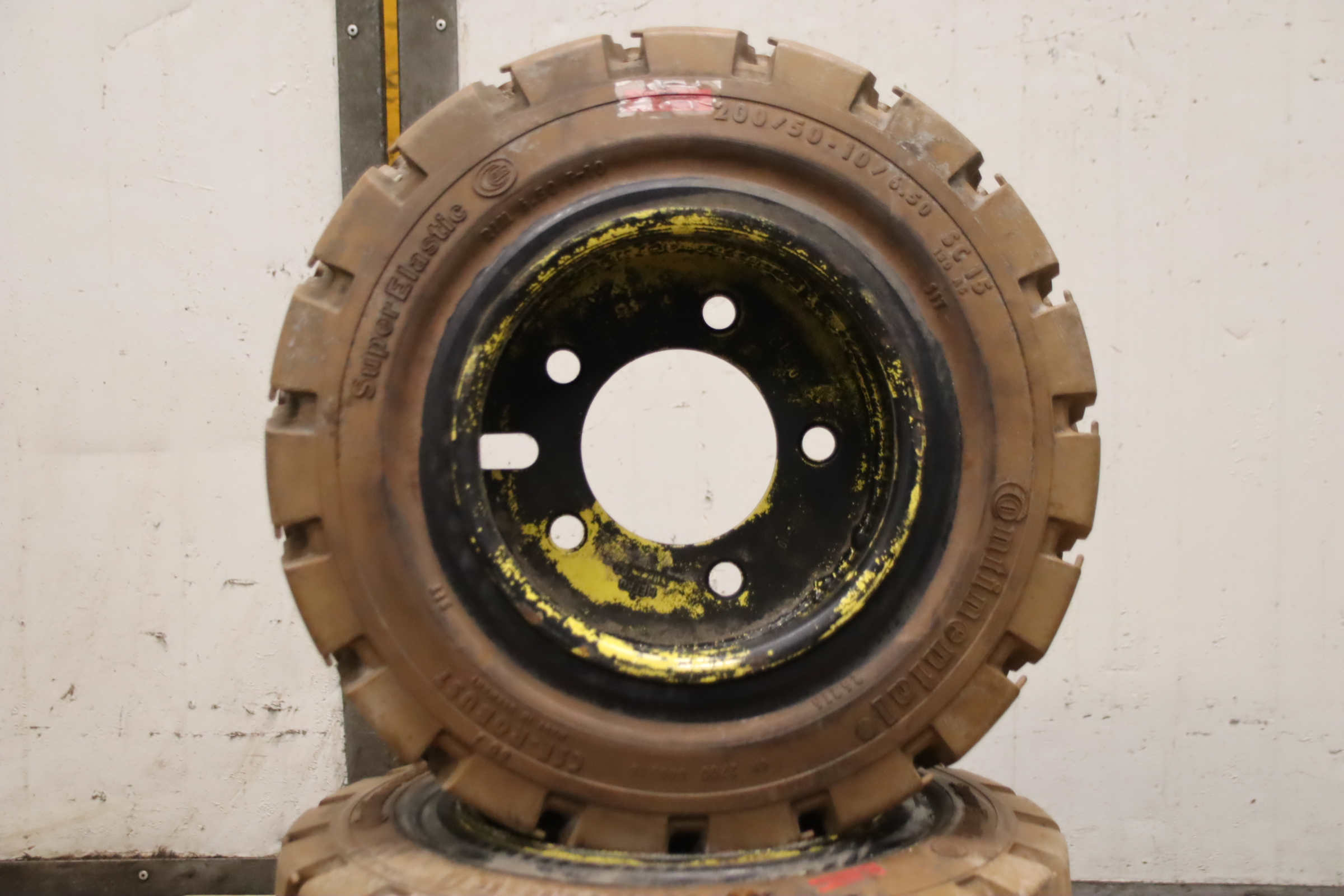 Vollgummi Reifen abriebfest 2 Stück von Continental - 200/50-10/ 6.50 SC 15 RIM 6.50 F-10 – Bild 4