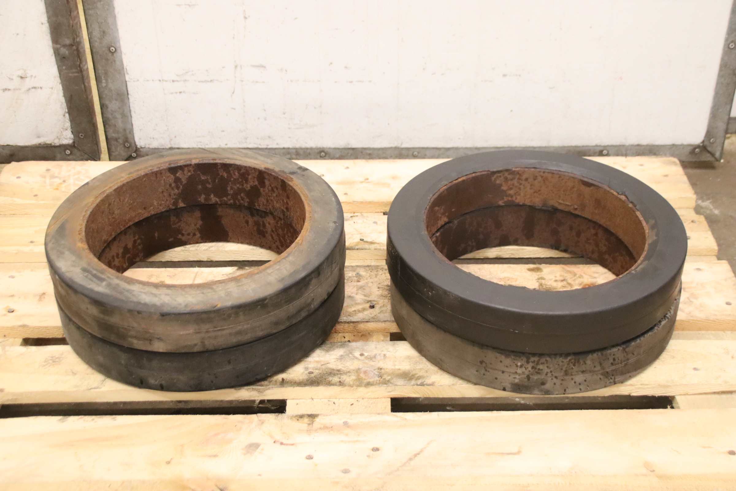 Vollgummi Reifen 4 Stück von Renger - 415x305x73 mm – Bild 5