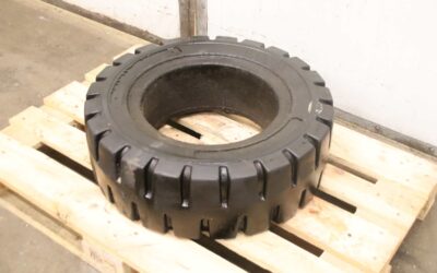 Vollgummi Reifen von Clark - 8:15x15 RIM WIDTH 7.00
