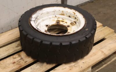 Reifen mit Felge von unbekannt - 8.15-15  PR145