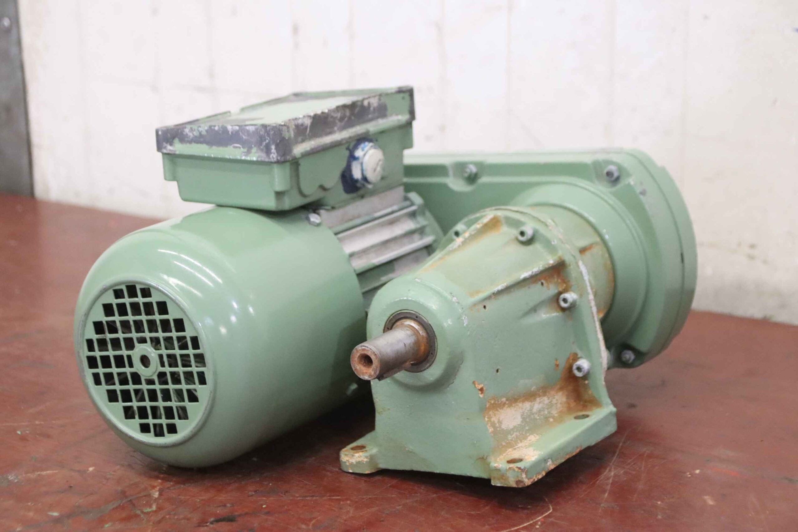 regelbarer Getriebemotor 0,25 kW 54 - 11 U/min von Lenze - 11.432.10.08.1 B7KB4-044H