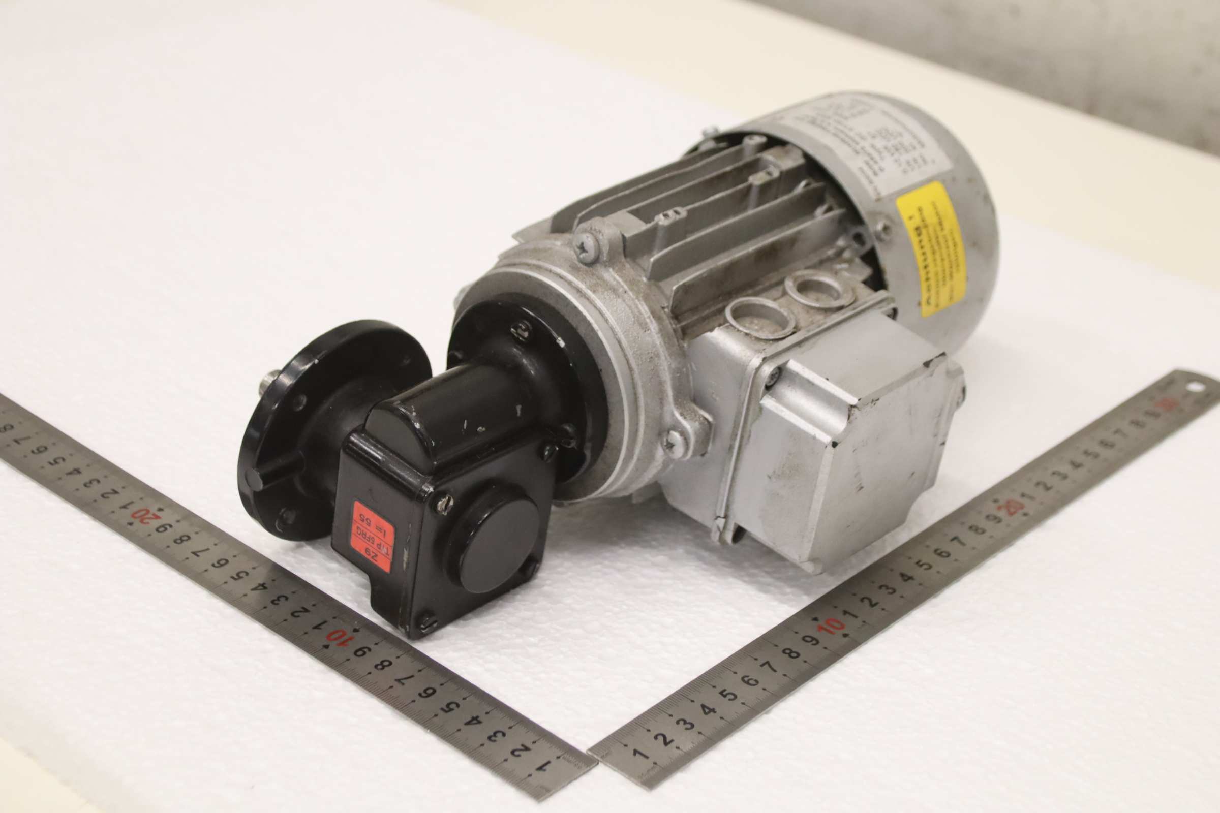 Gleichstrom Getriebemotor 180/200 V 0,12 kW 55 U/min von RGM - GC 57/30-SN5