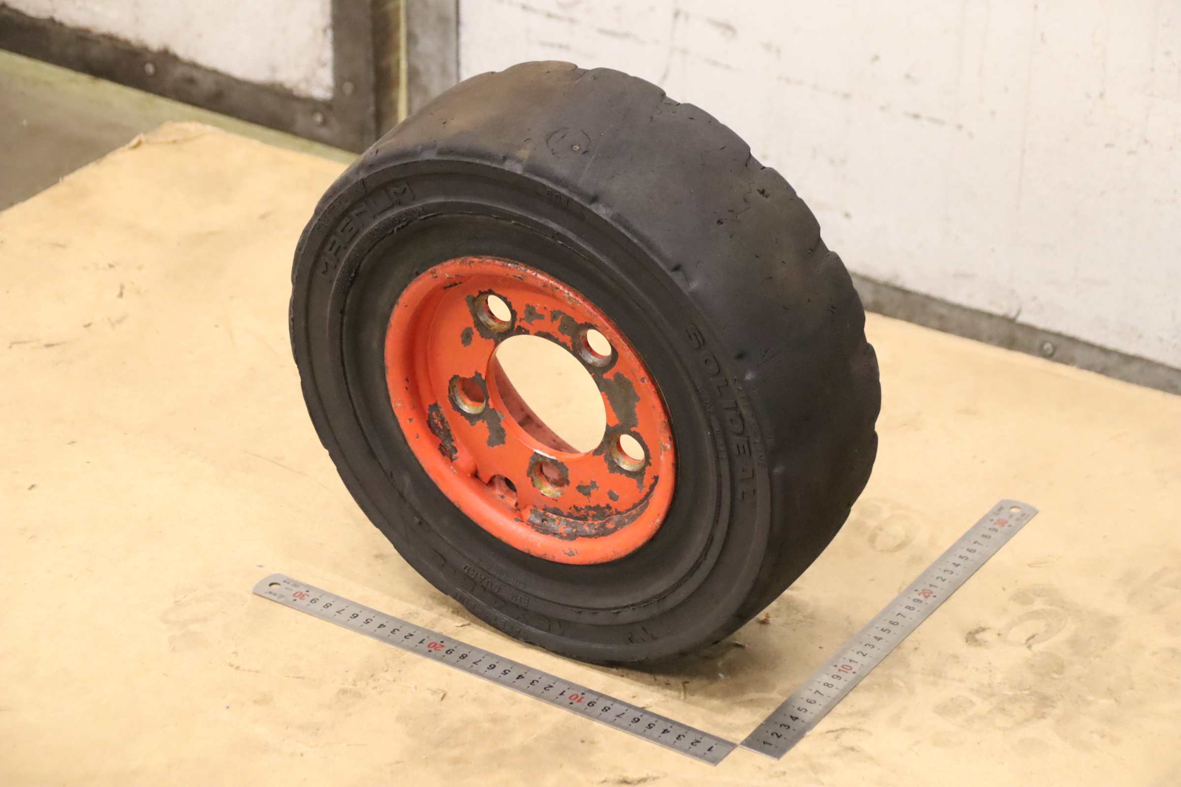 Vollgummi Reifen 2 Stück von Solideal - Magnum 15x4.5-8 RIM 3.00 D-8