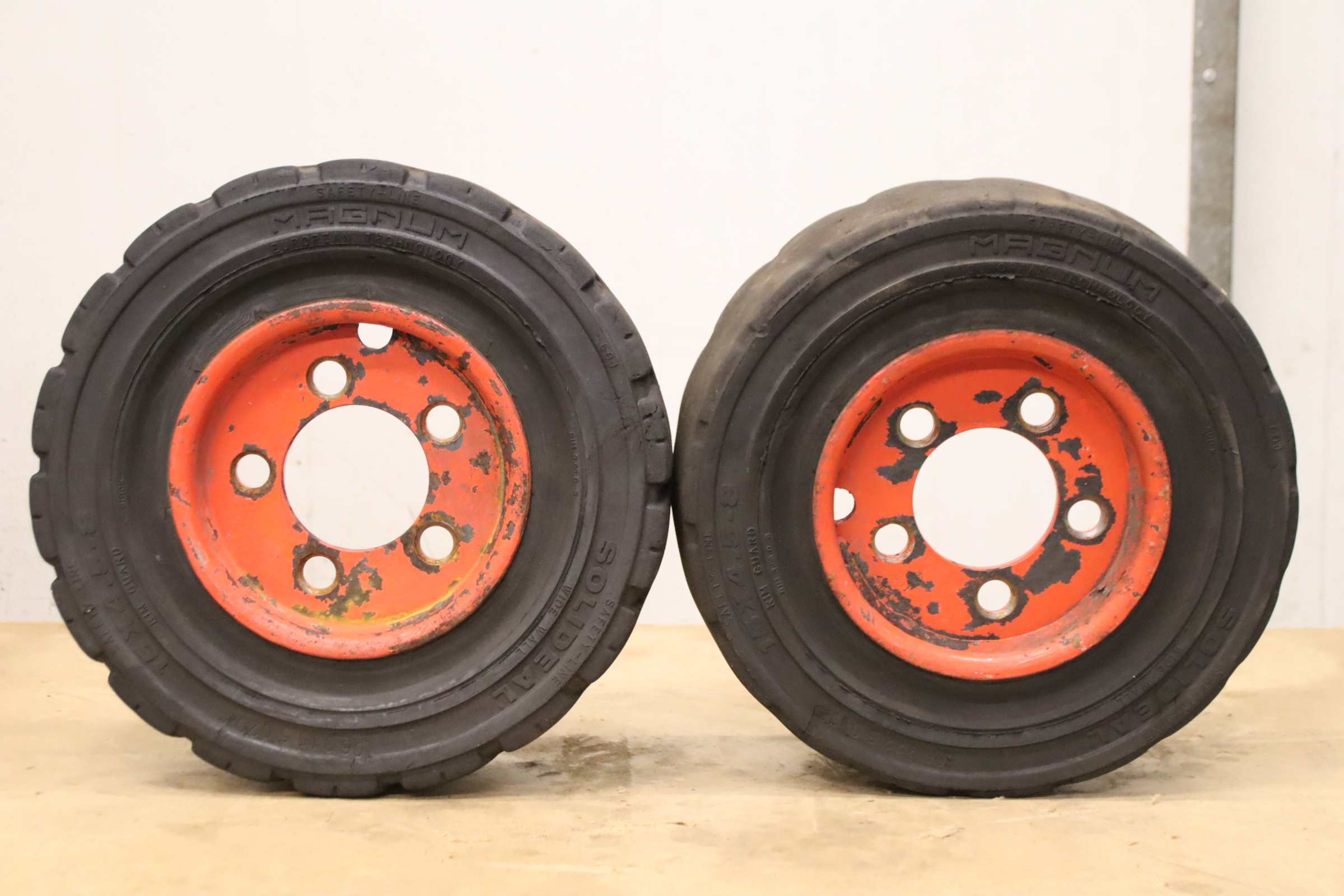 Vollgummi Reifen 2 Stück von Solideal - Magnum 15x4.5-8 RIM 3.00 D-8 – Bild 9