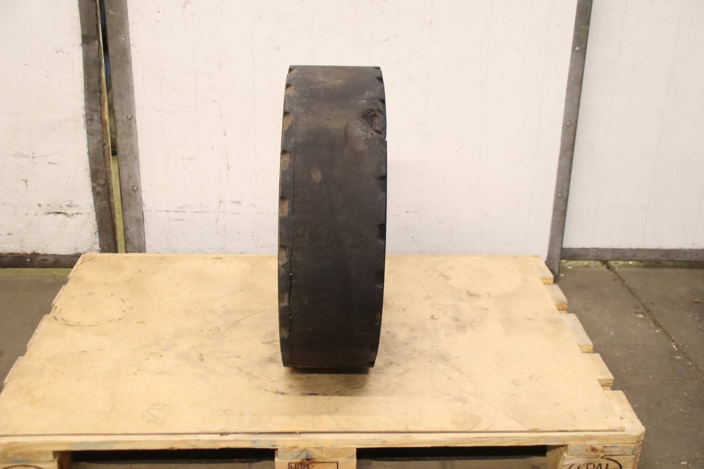 Vollgummi Reifen 2 Stück von Ecomatic - 7.00-12 RIM 5.00 S-12 – Bild 7