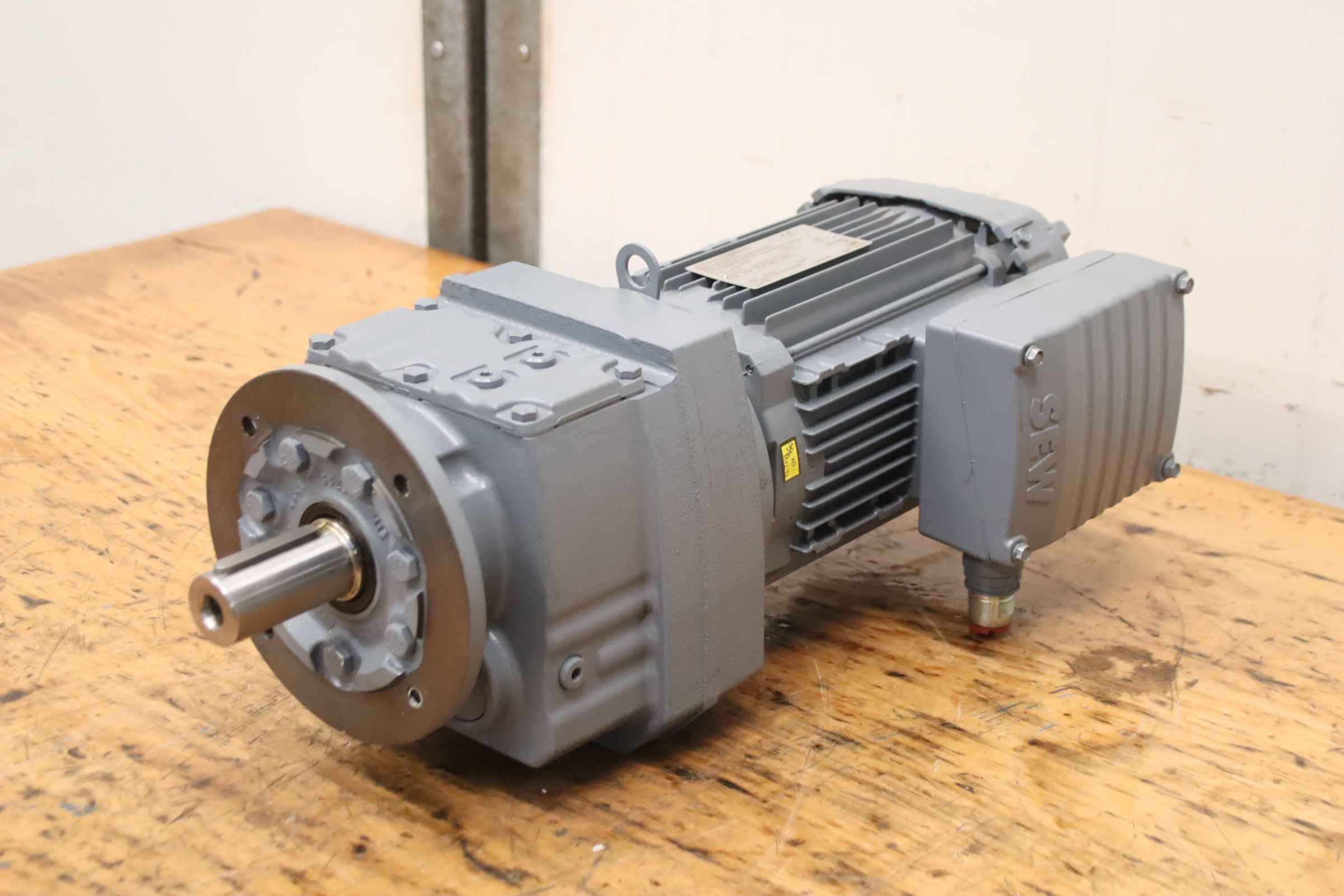 Getriebemotor 0,75 kW 30 U/min von SEW-Eurodrive - RF47 DRN80M4/DI/KD1/TF/E18Z