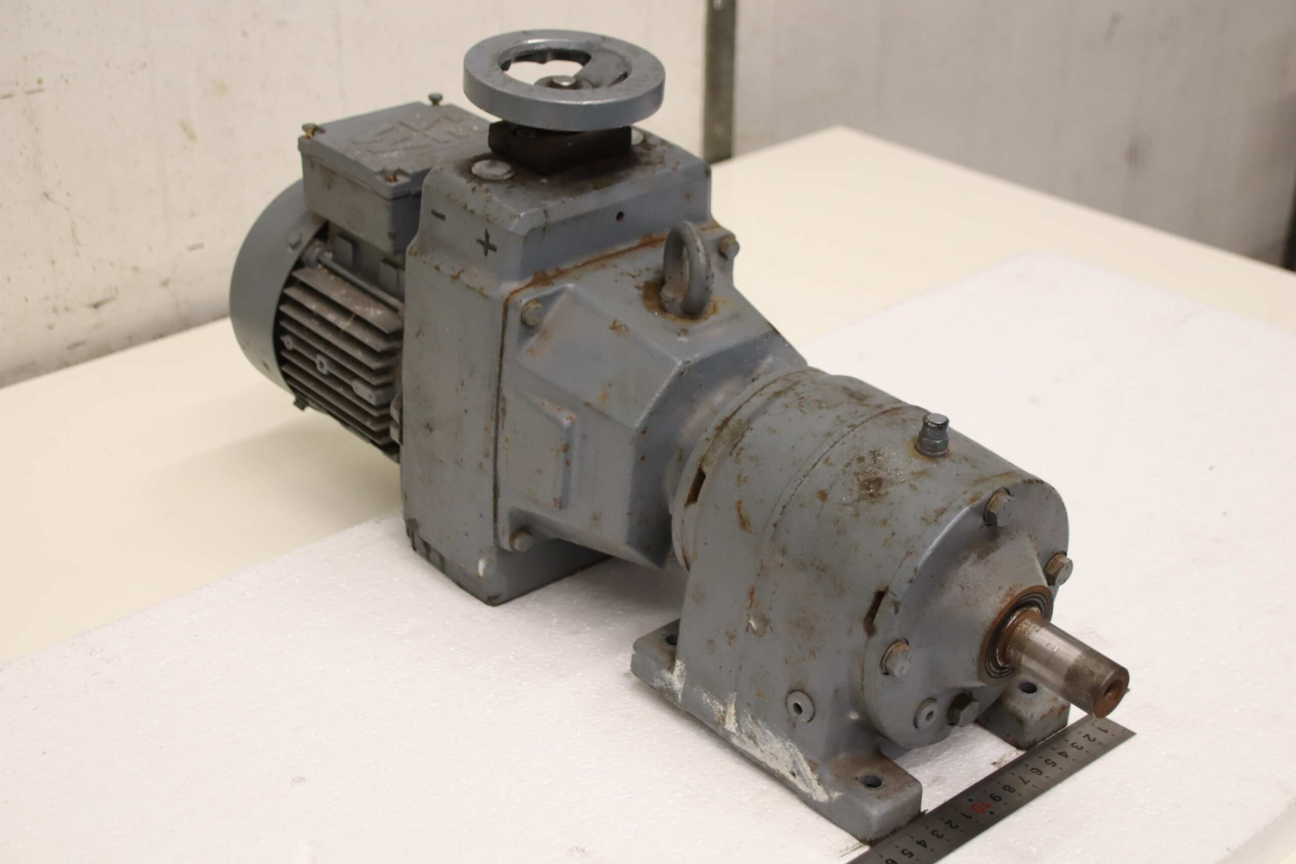regelbarer Getriebemotor 0,37 kW 8,5-42 U/min von SEW Eurodrive - R40 D16 DT71D4 – Bild 2