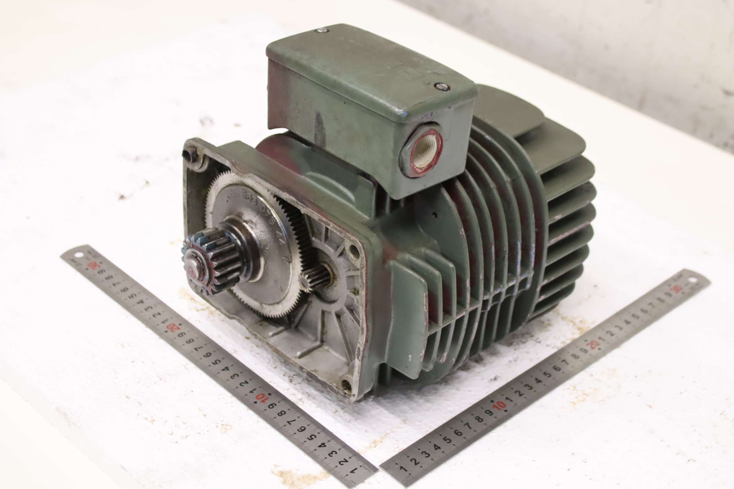 Getriebemotor 0,07/0,27 kW 680/2900 U/min U/min von Mannesmann Demag - 13/6 PF 8/2