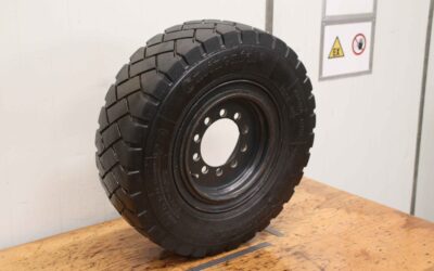Alternative view of Reifen mit Felge von Continental - IC70 7.00 R 12 16 PR  136 A5