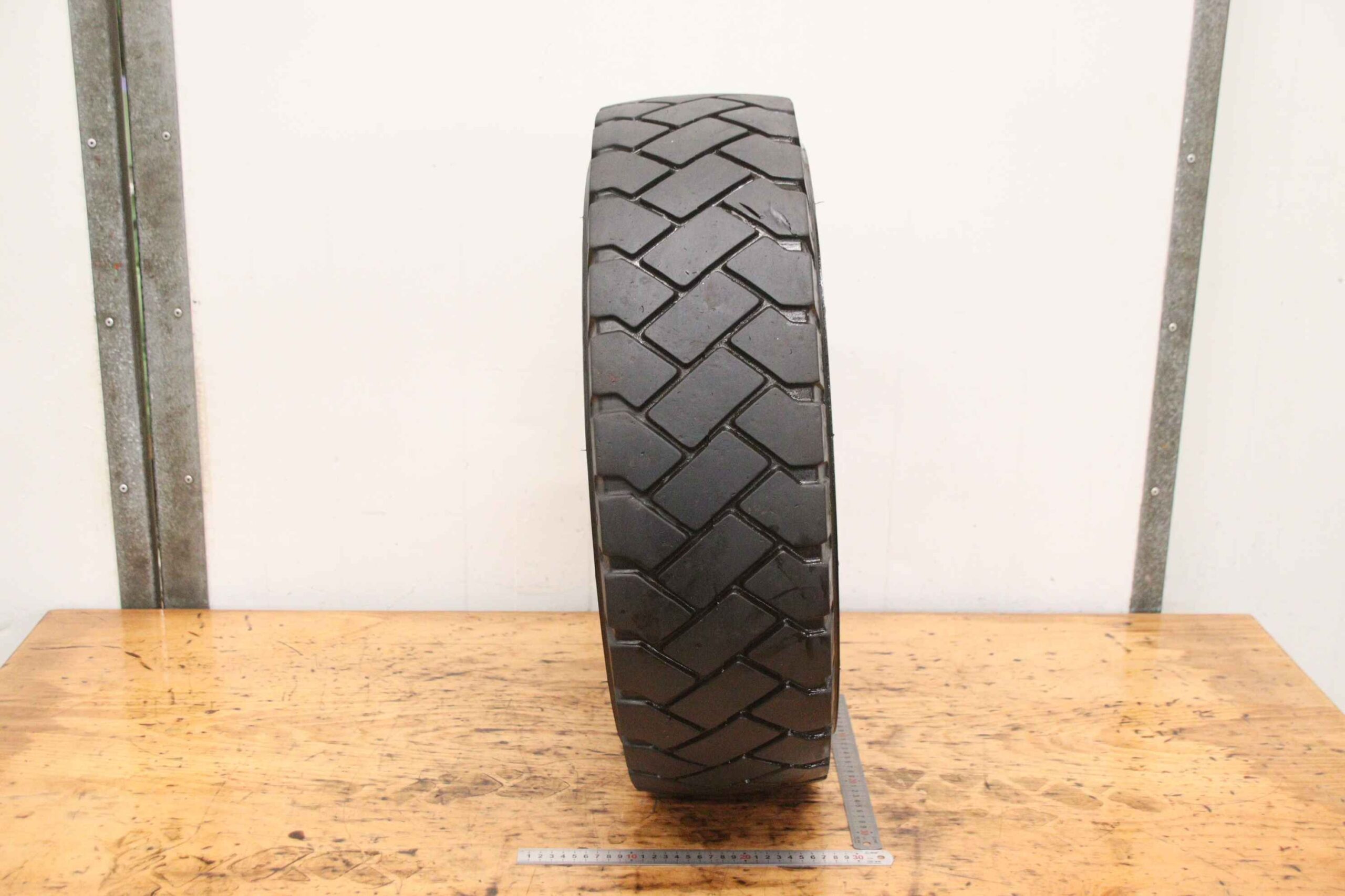 Reifen mit Felge von Continental - IC70 7.00 R 12 16 PR 136 A5 – Bild 8