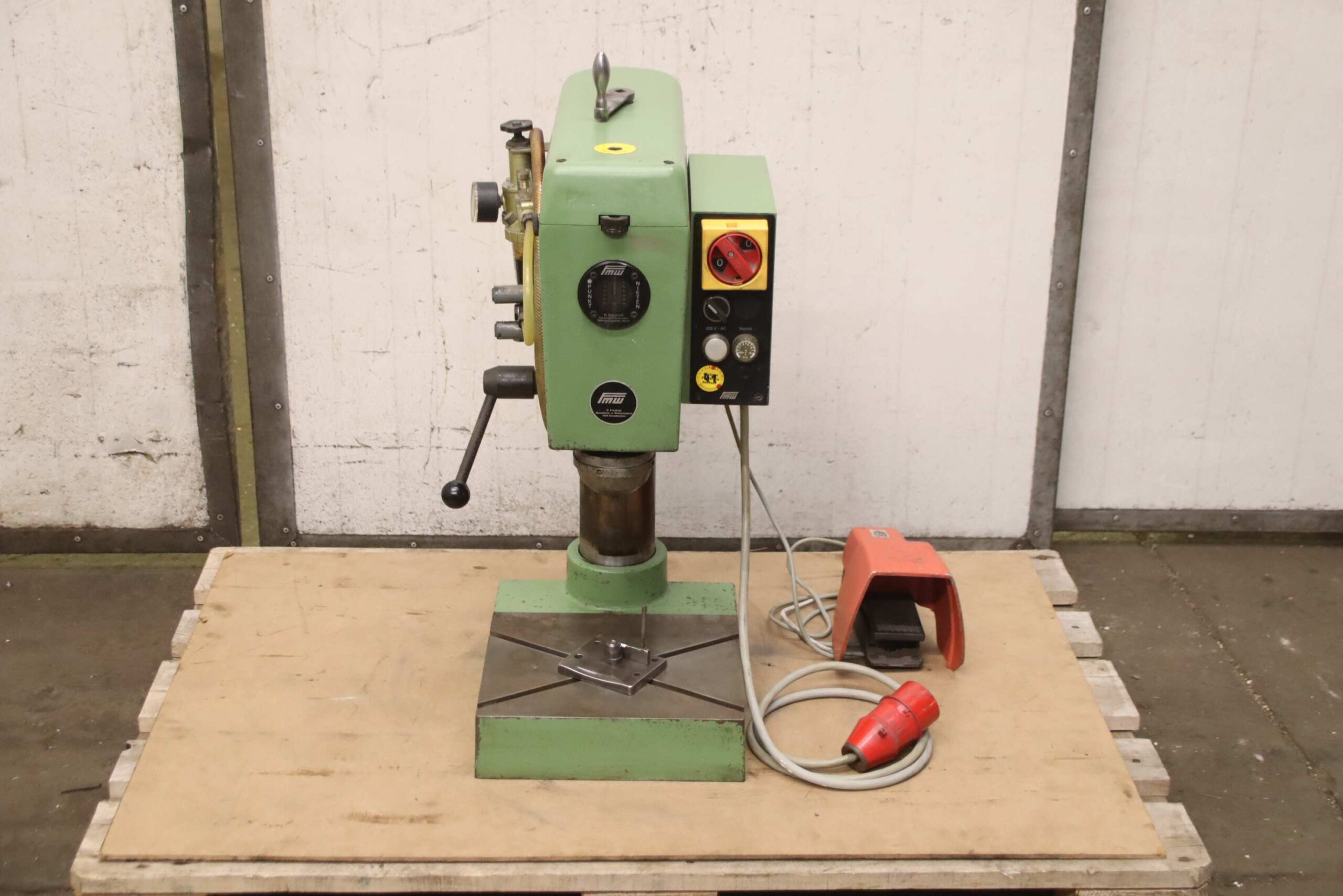 Taumelnietmaschine von FMW - HN1B-2 – Bild 3