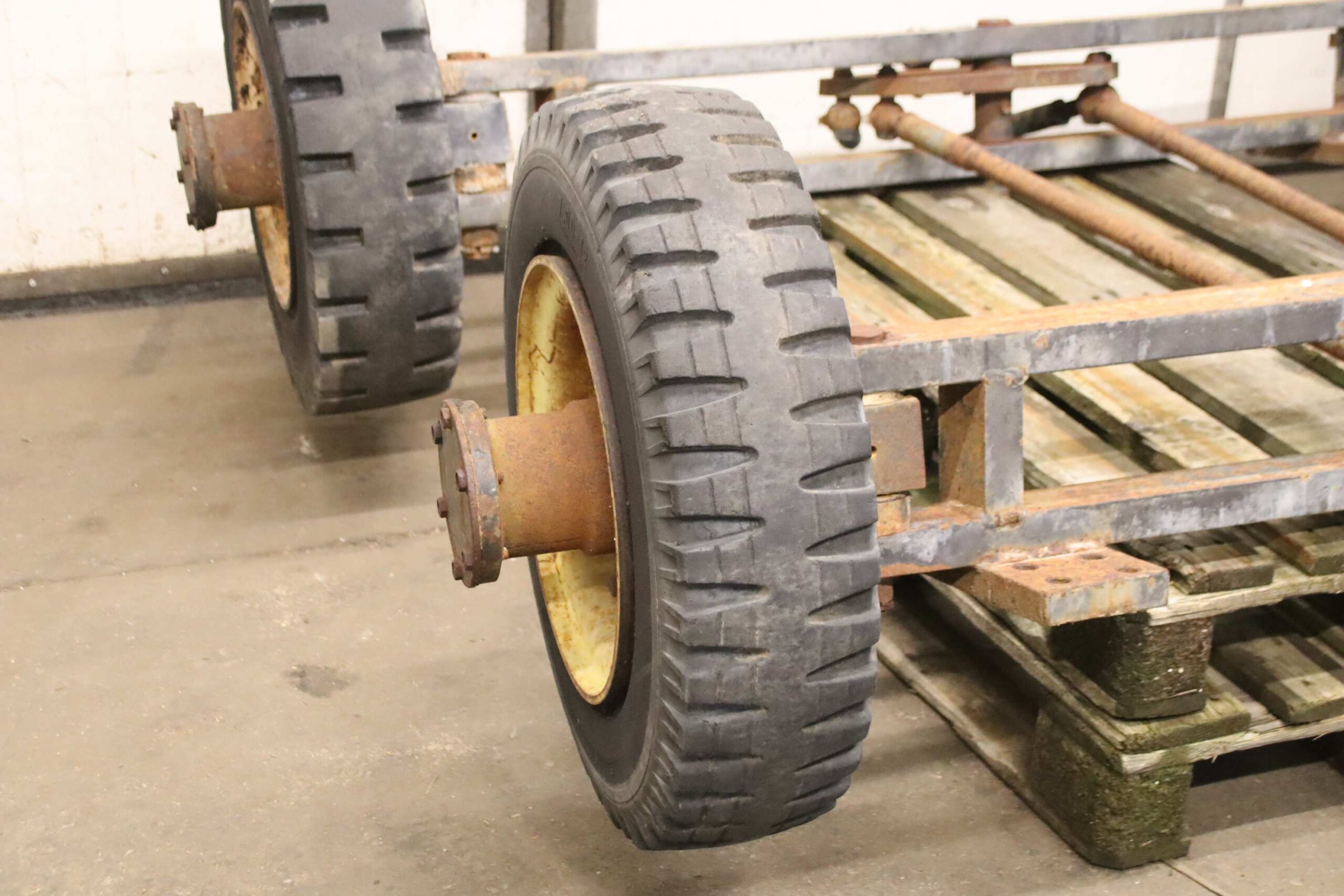 Fahrgestell für Schwerlast-Transportwagen von unbekannt - 2-Achs-Lenkung Achsabstand 1040 mm – Bild 4